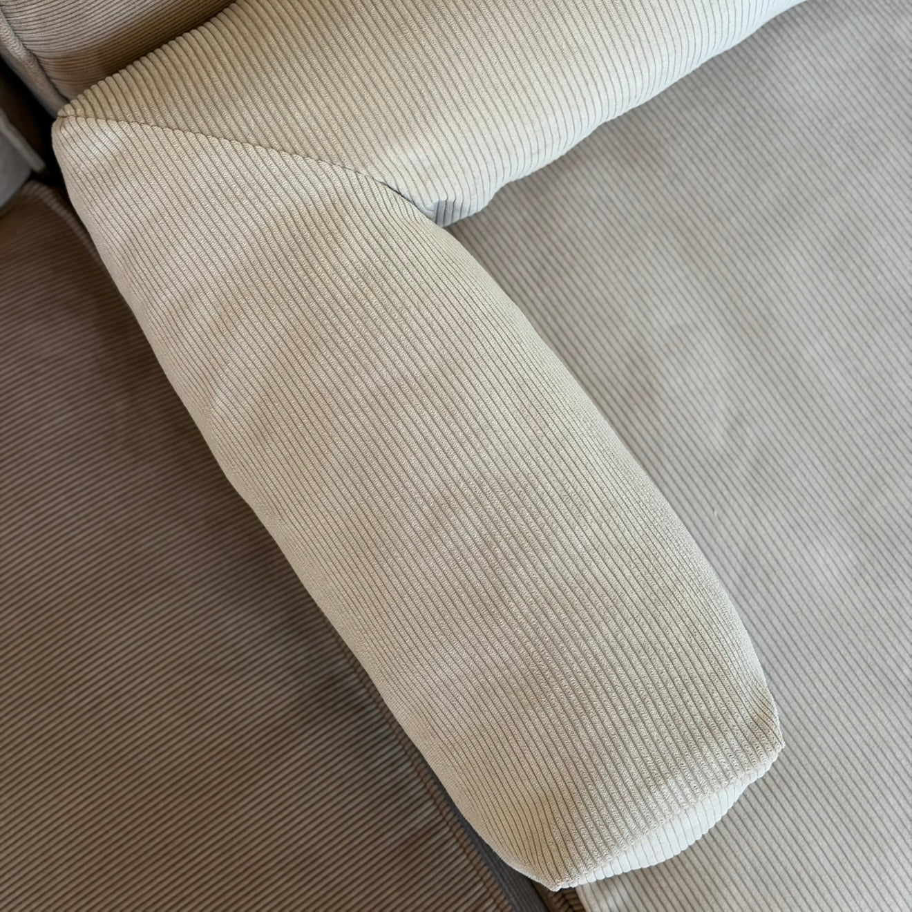 Olaf hundekurven til sofaen - Beige i smal fløjl