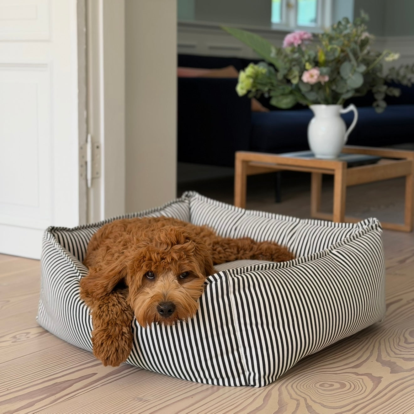 Anna hundekurven i sort & creme stribet